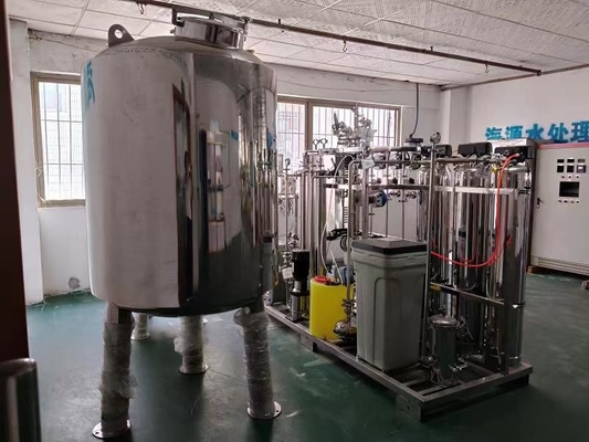 Sistema a acqua purificato farmaceutico con disinfezione al calore ed il dispositivo di circolazione