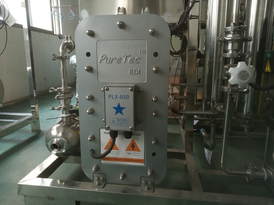 Sistema a acqua purificato farmaceutico con disinfezione al calore ed il dispositivo di circolazione